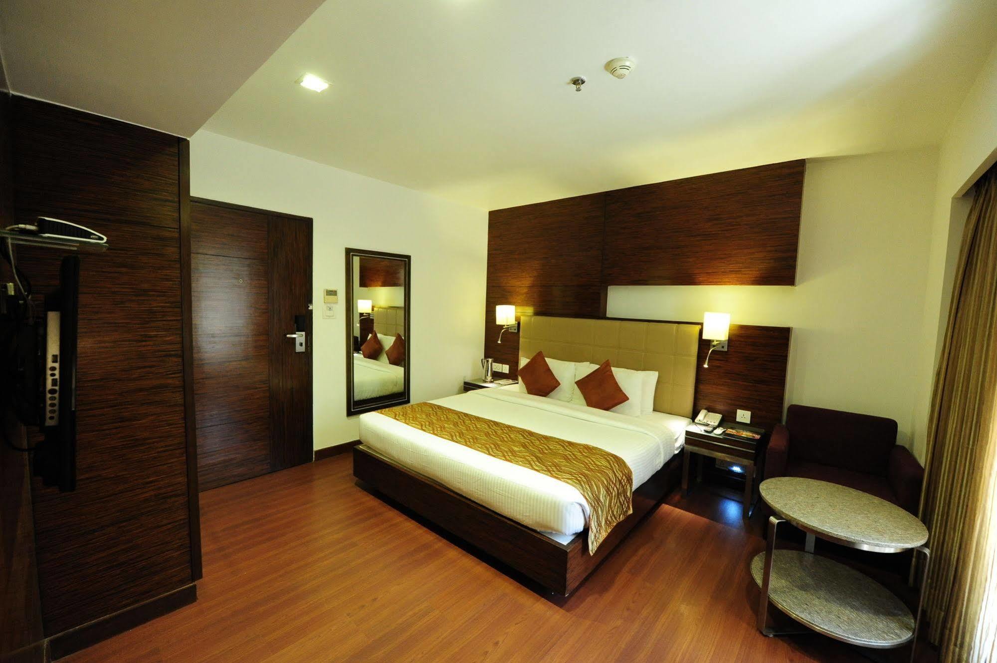 Hotel Suba Star Ahmedabad Exterior foto