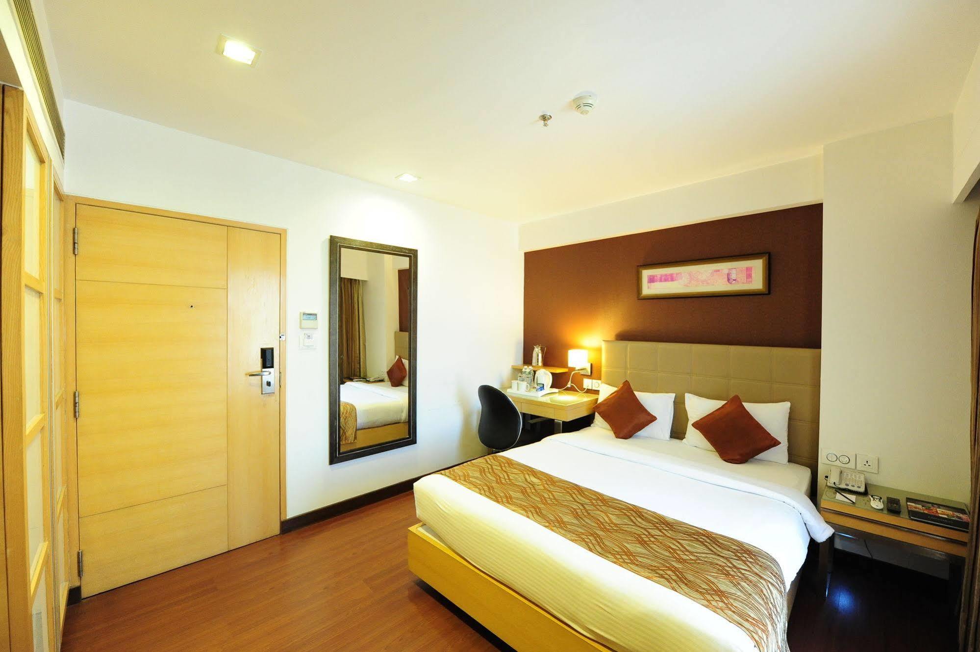 Hotel Suba Star Ahmedabad Exterior foto